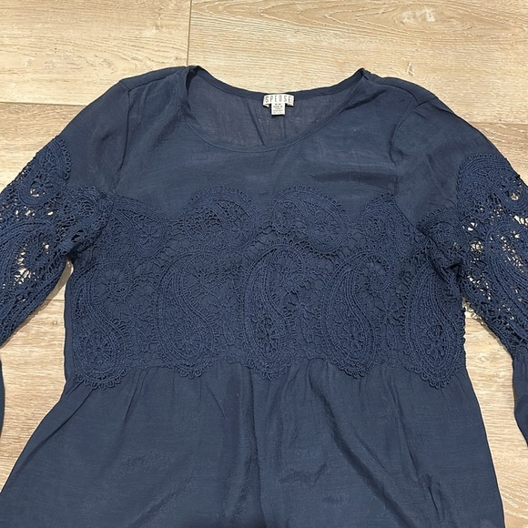 Spense Navy Top with Lace Accent across front & on Bell Sleeves Sz S/P - Picture 2 of 5
